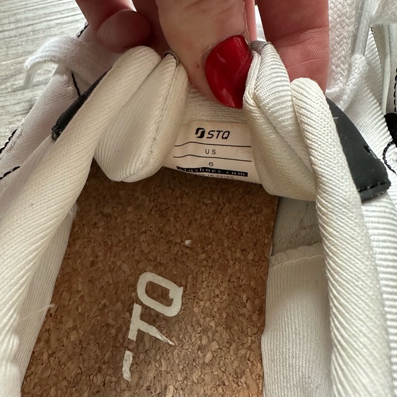 Cute shoes that you can dress up or down! - Picture 3 of 4